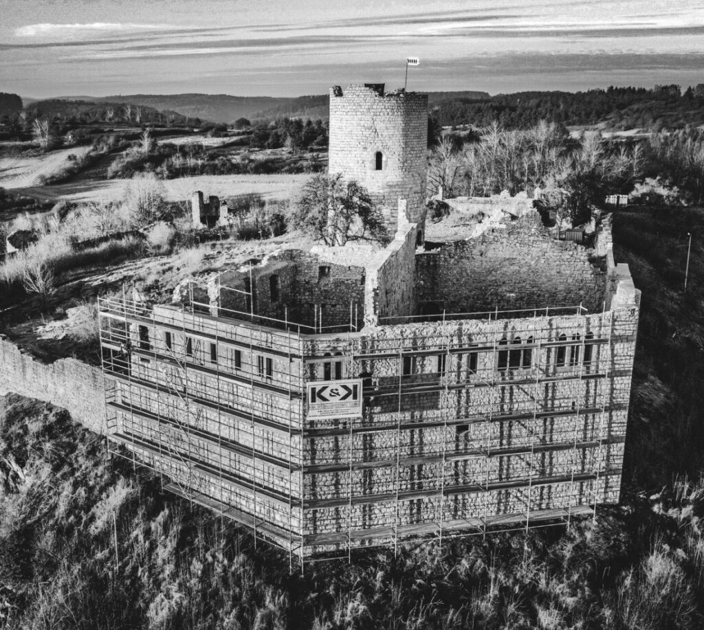 Luftaufnahme der eingerüsteten Burg Kallmünz — Sondergerüst von K&K Spezialgerüstbau GmbH, Denkmalschutz Gerüstbau Bayern