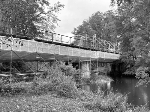 Vollständige wasserdichte Einhausung einer Brücke mit Gerüst und Folienverkleidung — K&K Spezialgerüstbau, Schutzkonstruktion Brückensanierung Gewässerschutz
